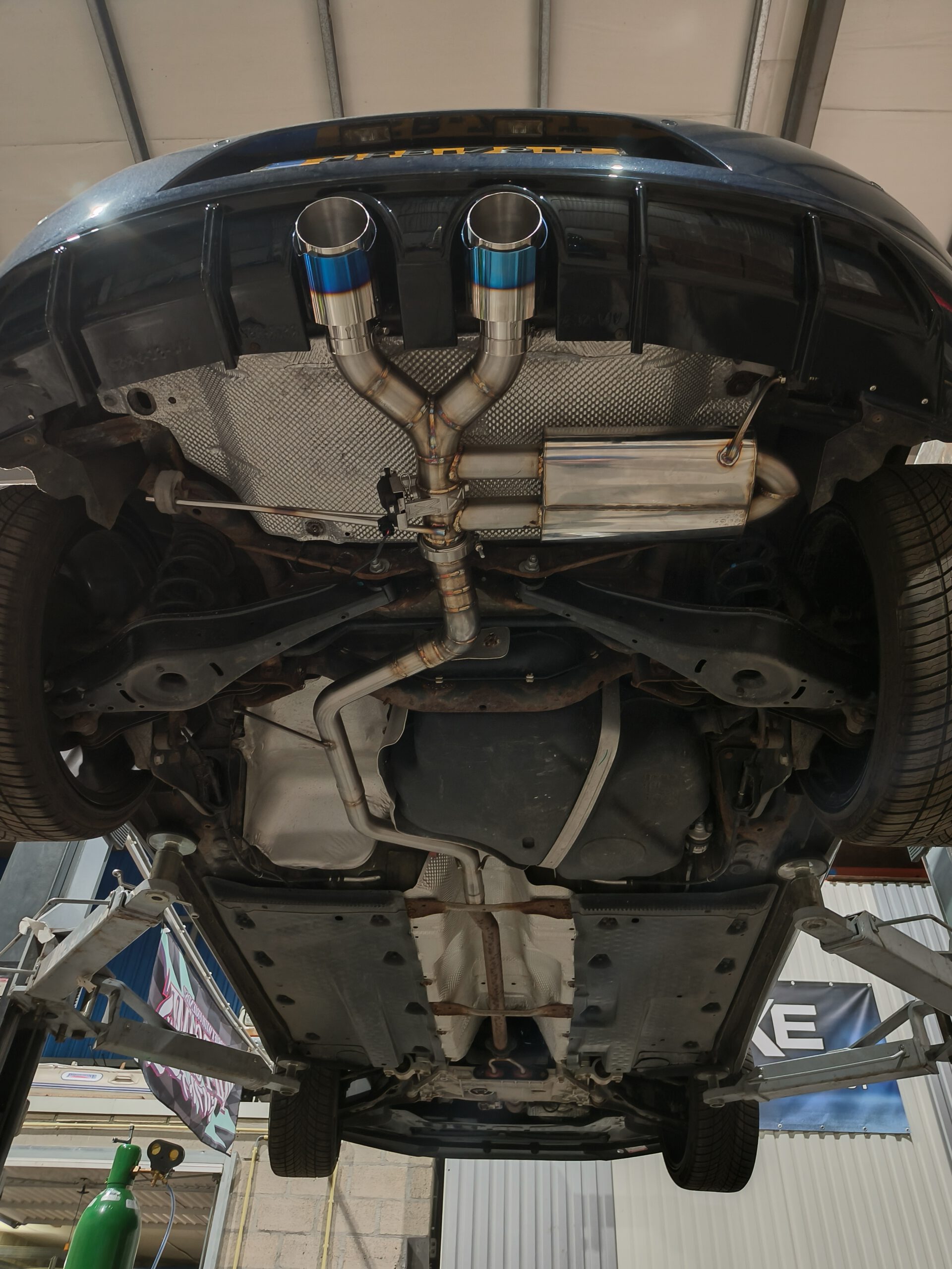 RVS catback uitlaatsysteem op maat gemonteerd onder een Volkswagen Scirocco.
